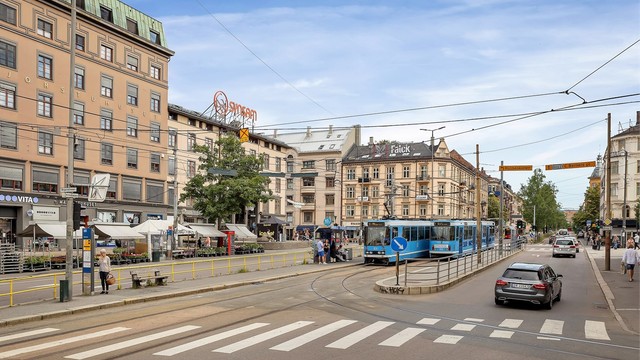 Leiligheten ligger tett på Majorstua krysset. Et stor knutepunkt for både T-bane, trikk og buss.