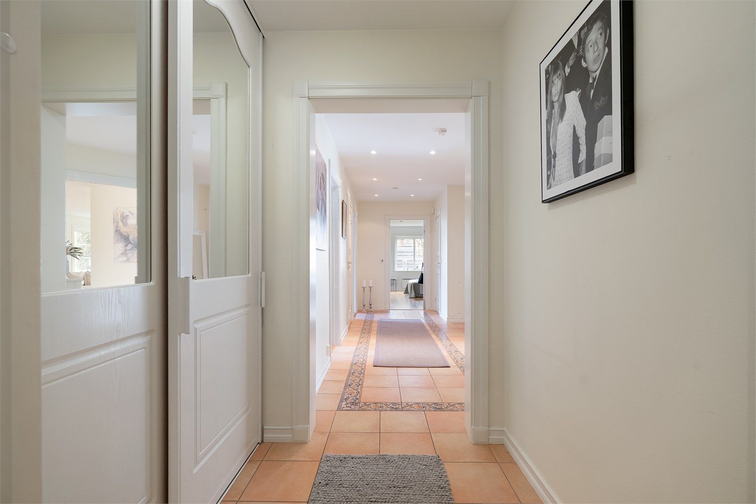 Entréen er innbydende med rikelig med oppbevaringsplass. Velkommen inn!