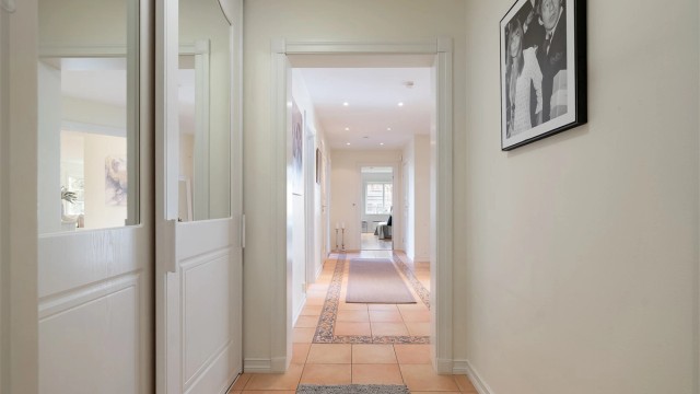 Entréen er innbydende med rikelig med oppbevaringsplass. Velkommen inn!