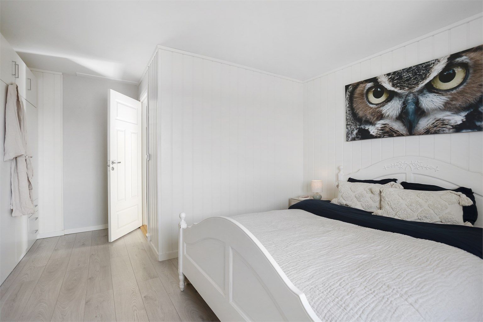 Boligen har totalt tre soverom, alle plassert i andre etasje.
