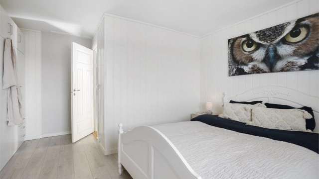 Boligen har totalt tre soverom, alle plassert i andre etasje.
