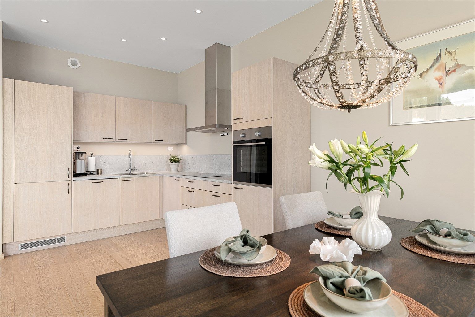 For ekstra trygghet er kjøkkenet utstyrt med komfyrvakt og automatisk vannstopper