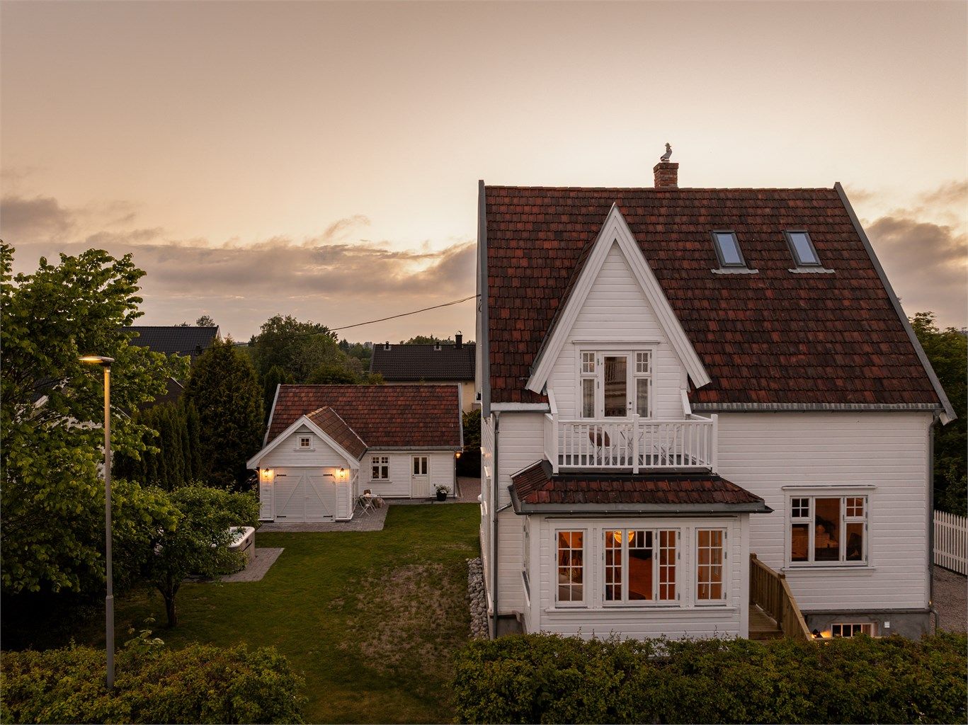 Teglsteinen på yttertaket er den originale, men undertaket er bygget opp på nytt. Renner, nedløp og beslag er i sink. Helt øverst over skorsteinen troner værhanen.