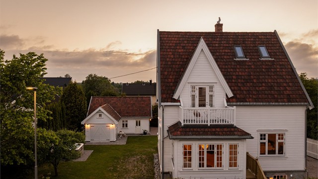 Teglsteinen på yttertaket er den originale, men undertaket er bygget opp på nytt. Renner, nedløp og beslag er i sink. Helt øverst over skorsteinen troner værhanen.
