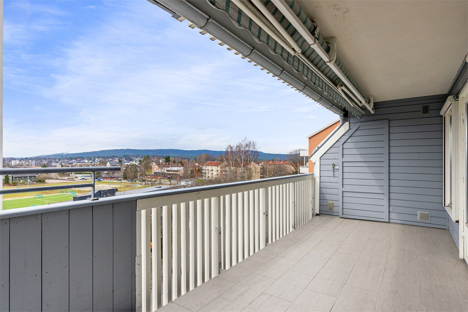 Romslig terrasseleilighet med fin planløsning i populært sameie ved Myrerjordet. På terrassen er det tilgang til en praktisk utebod på ca. 1 kvm for oppbevaring av hageputer og lignende. Foto: Petter Tanum/Tanum foto