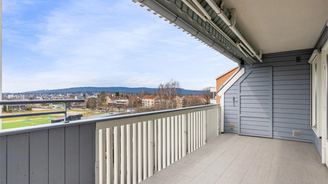 Romslig terrasseleilighet med fin planløsning i populært sameie ved Myrerjordet. På terrassen er det tilgang til en praktisk utebod på ca. 1 kvm for oppbevaring av hageputer og lignende. Foto: Petter Tanum/Tanum foto
