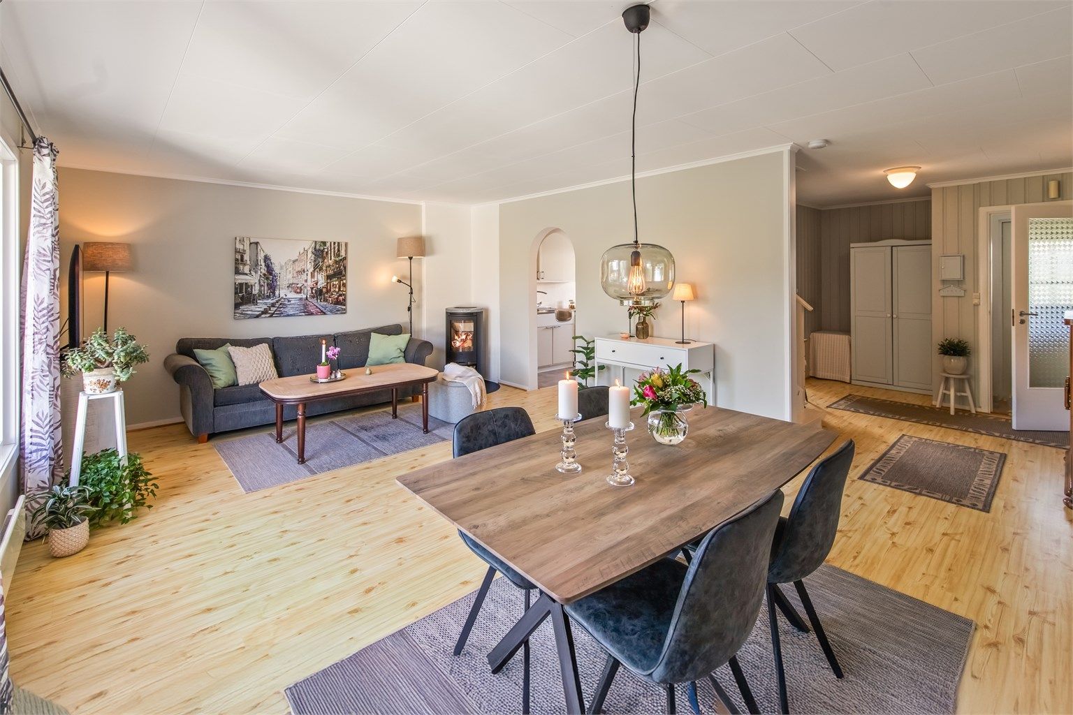 Boligen fremstår som lys og innbydende, med lyse og tidsriktige fargevalg. Gulvene har for det meste laminat og belegg.