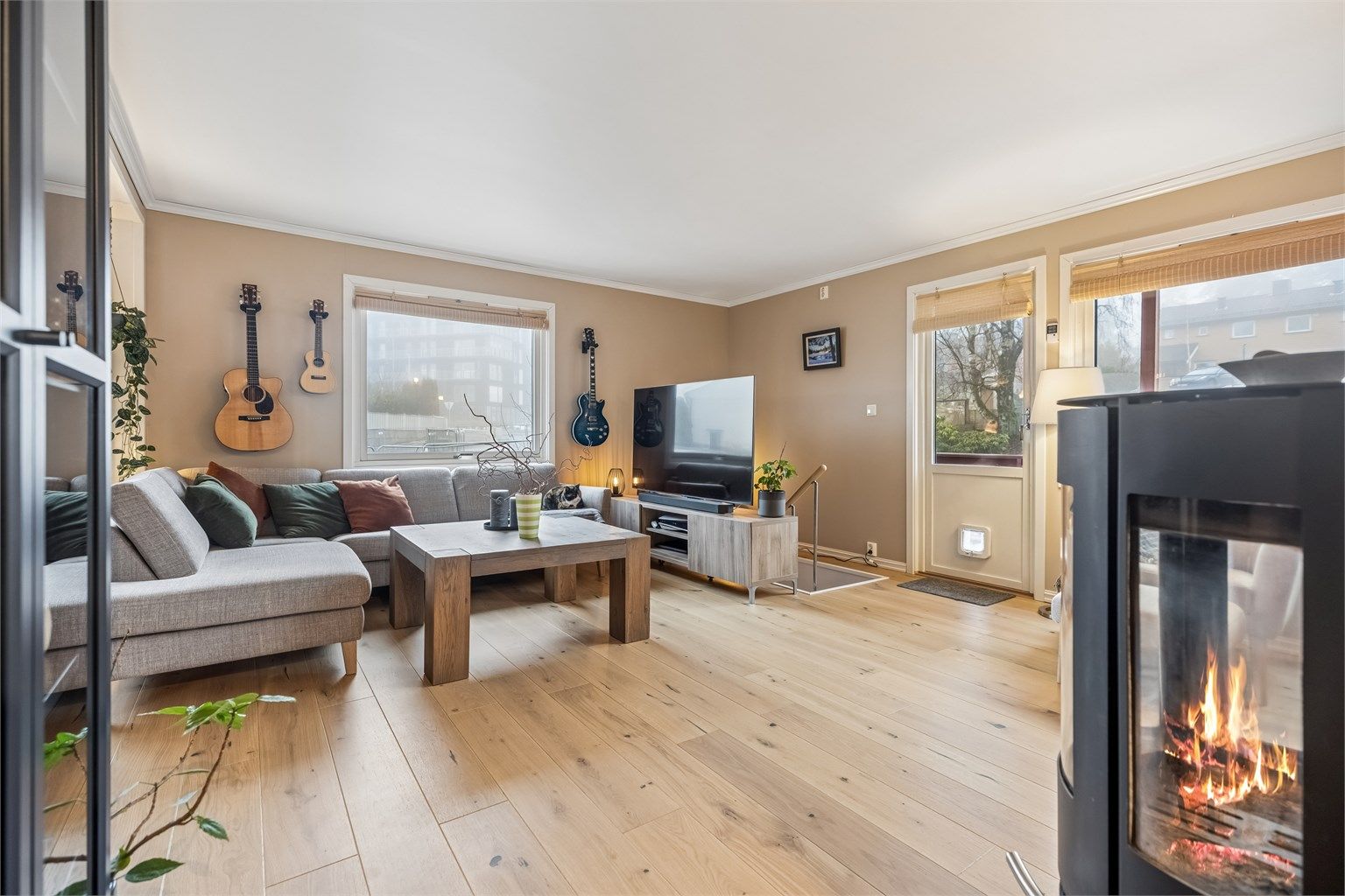 En moderne/stilfull peisovn bidrar til en koselig og varm atmosfære.