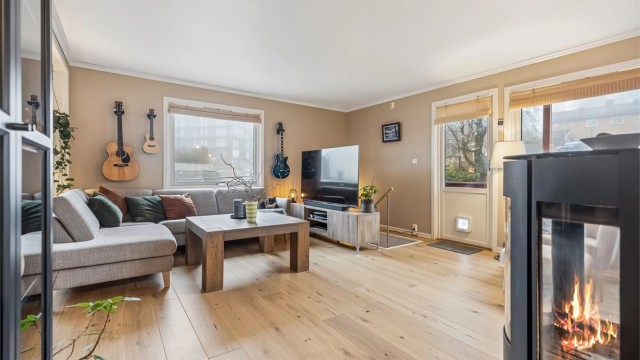 En moderne/stilfull peisovn bidrar til en koselig og varm atmosfære.