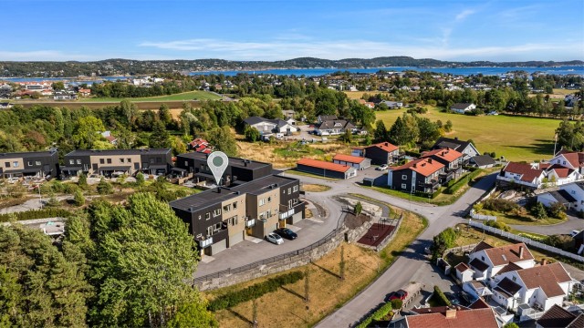 Dette er et meget populært boområde med nærhet til idylliske Granholmen badestrand og båtbrygge. Granholmen er et attraktivt samlingspunkt på varme sommerdager, med badeplass, matservering og herlig sommerstemning.