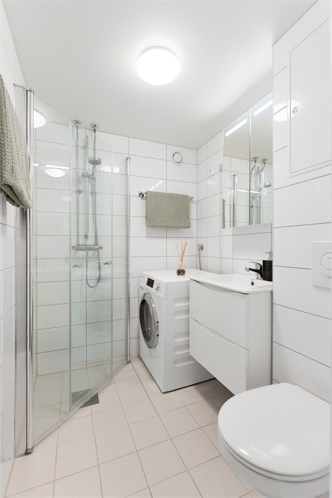 Her er det dusjhjørne med innfellbare dører og opplegg for vaskemaskin. Fordelerskapet for rør-i-rør-systemet er også plassert her.