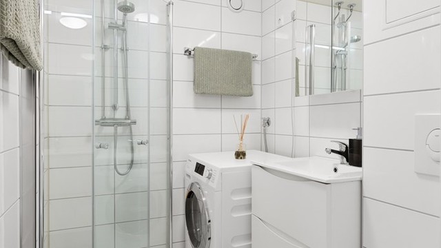 Her er det dusjhjørne med innfellbare dører og opplegg for vaskemaskin. Fordelerskapet for rør-i-rør-systemet er også plassert her.