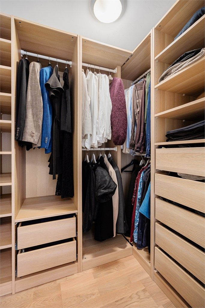 Innvendig bod i leiligheten med god plass til oppbevaring. Selger har i dag en praktisk innredning med pax-skap/walk-in closet.