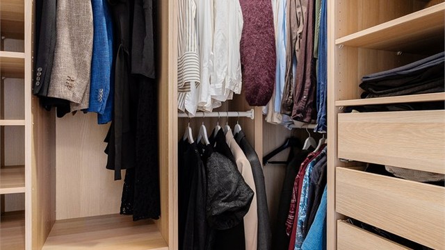 Innvendig bod i leiligheten med god plass til oppbevaring. Selger har i dag en praktisk innredning med pax-skap/walk-in closet.