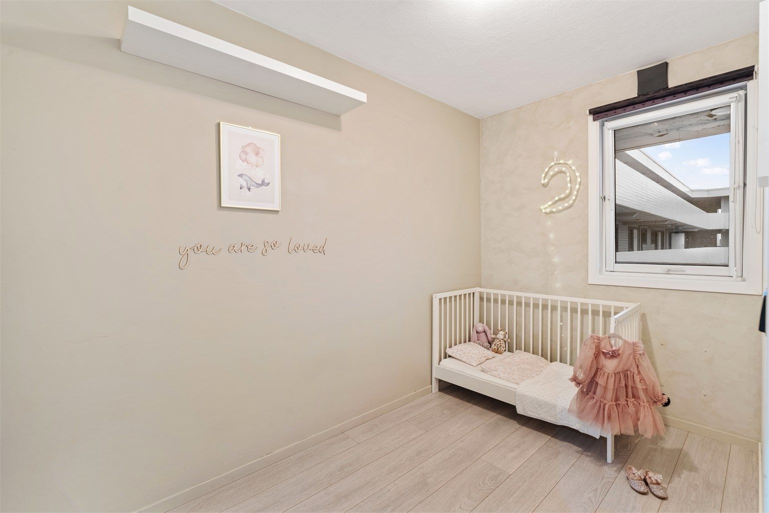 Det andre soverommet egner seg godt som barnerom, gjesterom eller kontor.