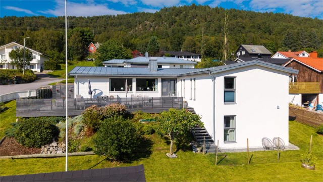 Fasade mot syd med tilbygget del mot sydøst