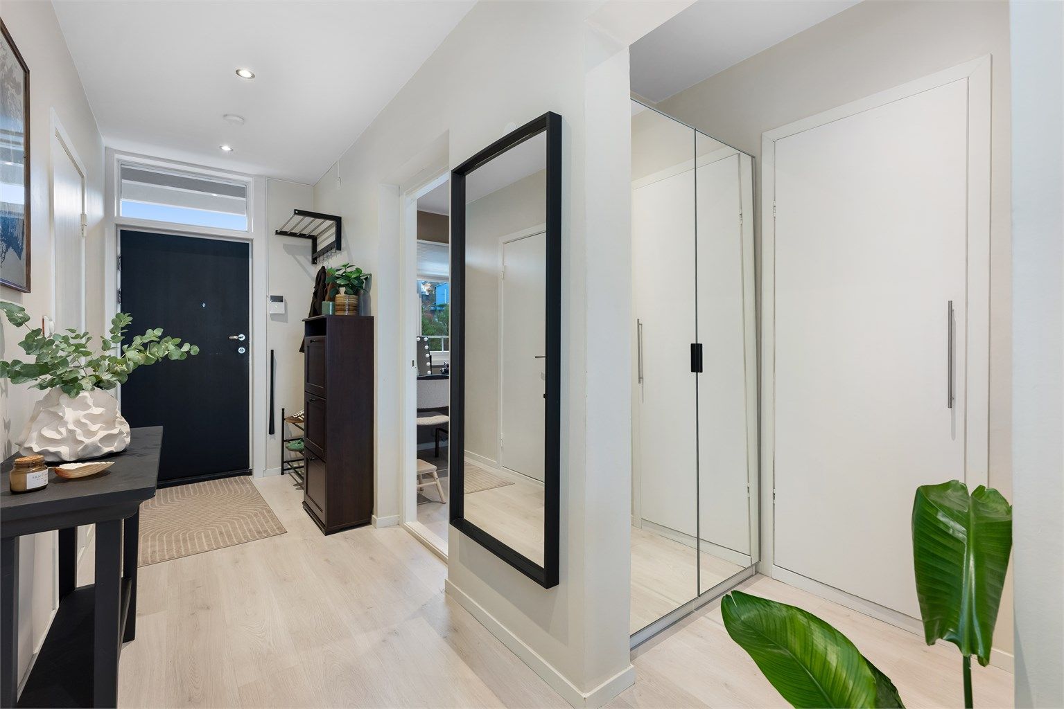 Inngang til boden til høyre på bildet. 