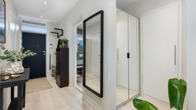 Inngang til boden til høyre på bildet.