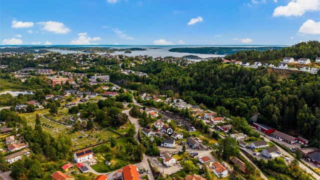 Boligen ligger fint til i et rolig boligområde i blindvei, med enkel adkomst til innfartsveien til Kragerø.
