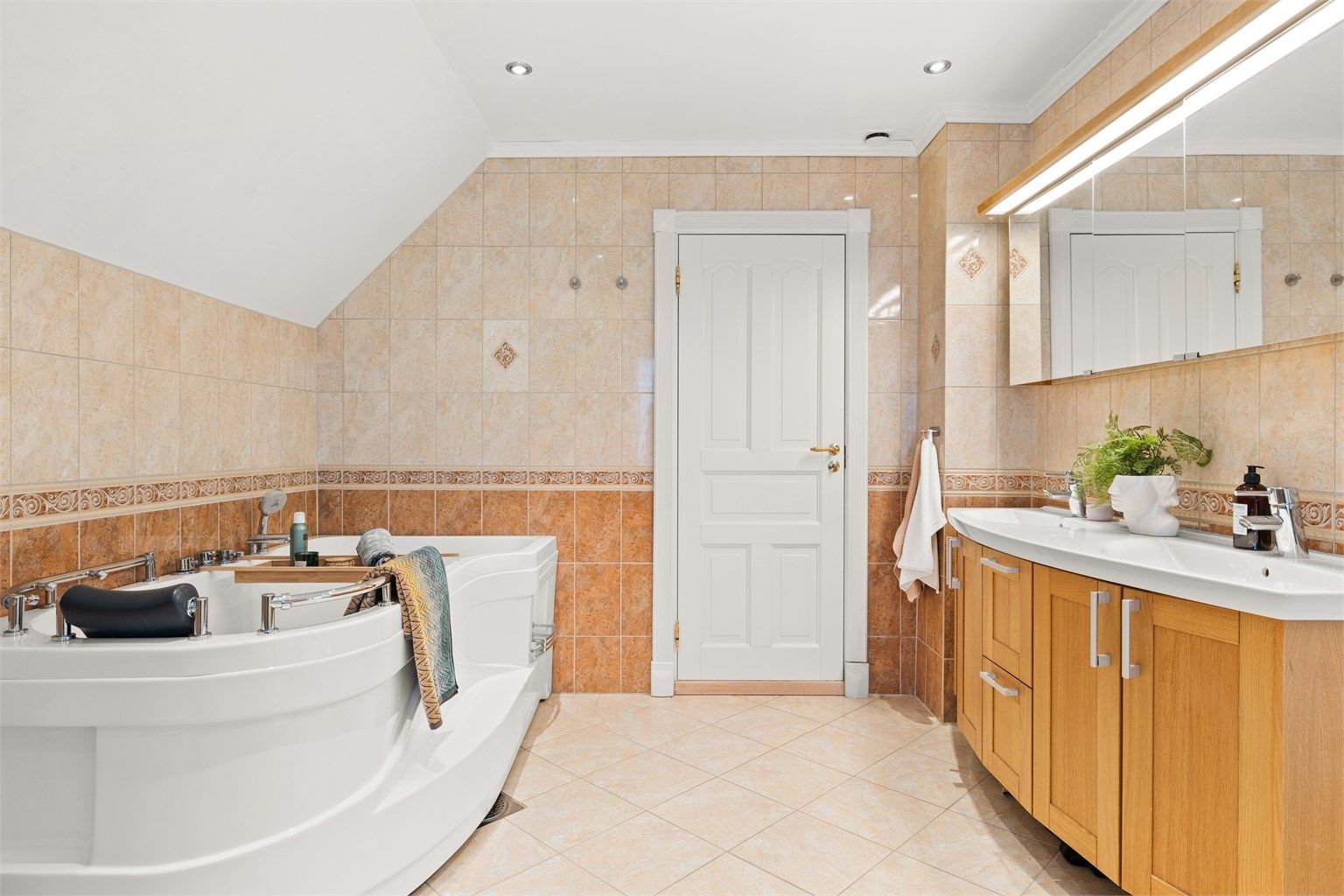 Dobbel servant med 2 stk. ett-greps armaturer