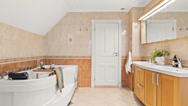 Dobbel servant med 2 stk. ett-greps armaturer