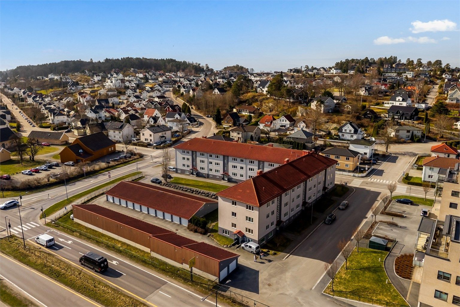 Nærområdet byr på gode oppvekstvilkår med flere skoler og barnehager i gangavstand, blant annet Byskolen kun 7 minutter unna.