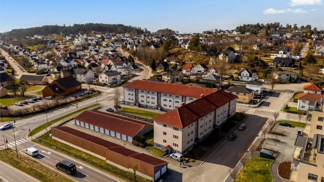 Nærområdet byr på gode oppvekstvilkår med flere skoler og barnehager i gangavstand, blant annet Byskolen kun 7 minutter unna.