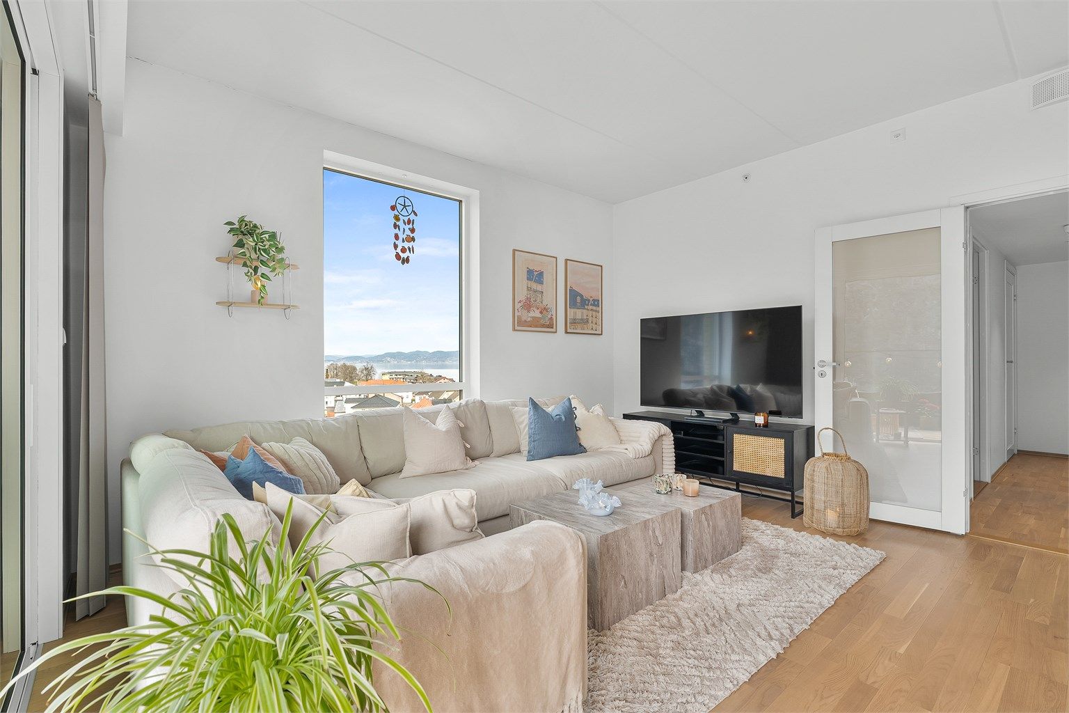 Fra stuen er det sjøutsikt.