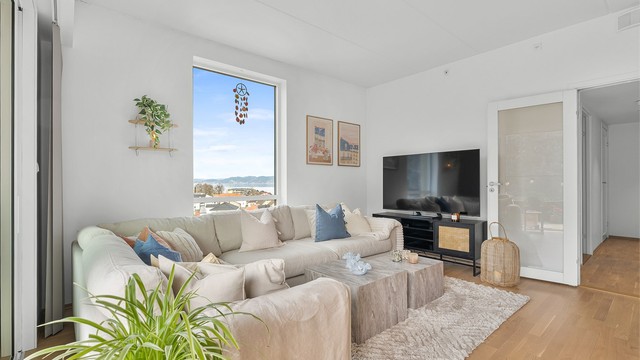 Fra stuen er det sjøutsikt.