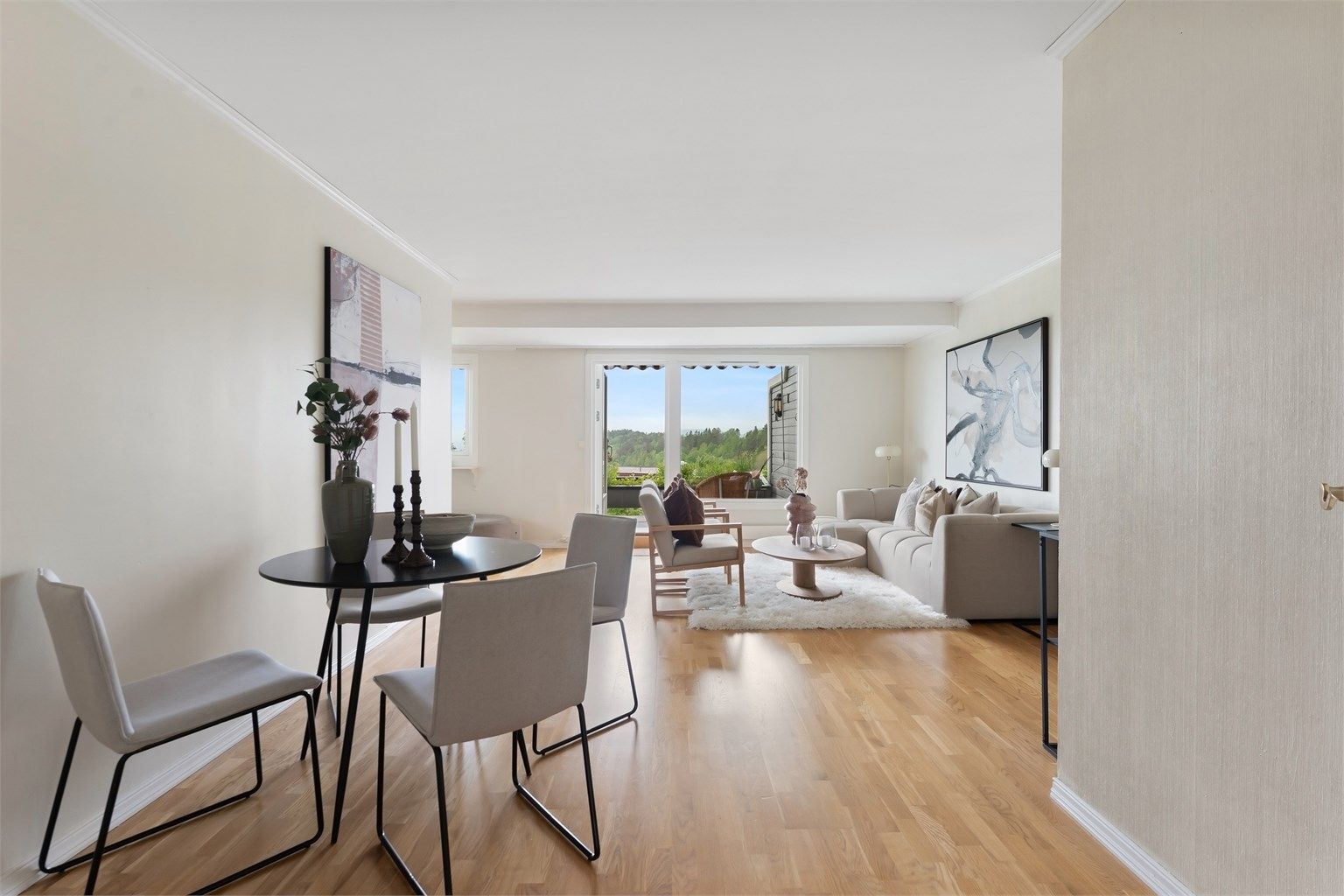 Gjennomgående endeleilighet med vinduer og lys fra 3 yttervegger. Vest/sydvestvendt terrasse på 12 m² fra stue og øst/nordøstvendt balkong på 9 m² fra kjøkken
