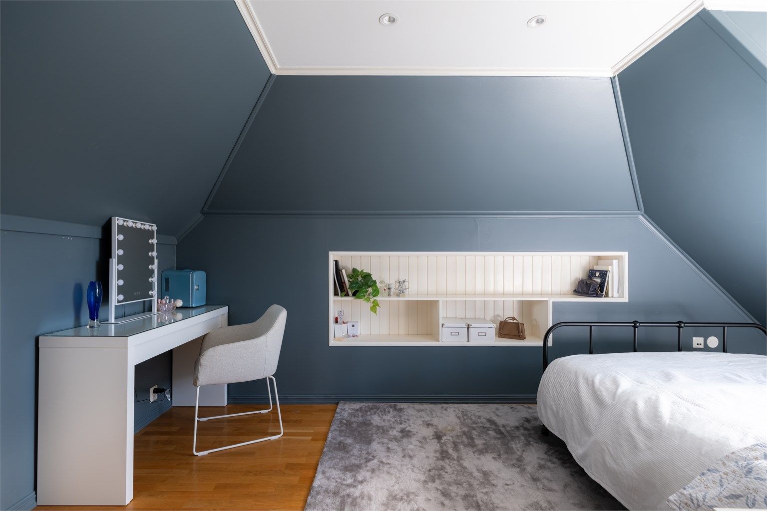 Rommet er malt i en behagelig blåtone og det er led downlights i tak.