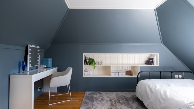 Rommet er malt i en behagelig blåtone og det er led downlights i tak.