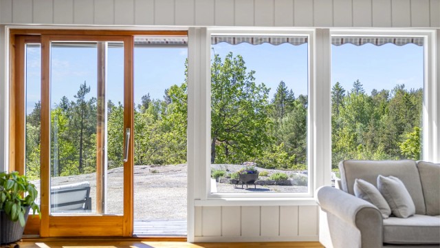 Fra stuen er det en sømløs overgang til uteområdet og naturen utenfor.