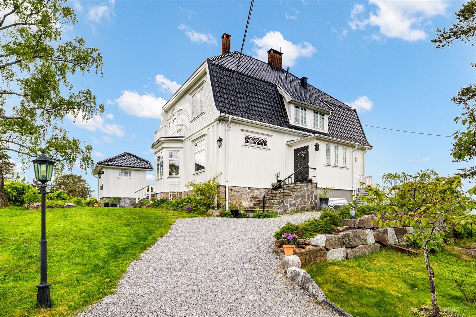 Singlet gangvei fra gårdsplassen til huset