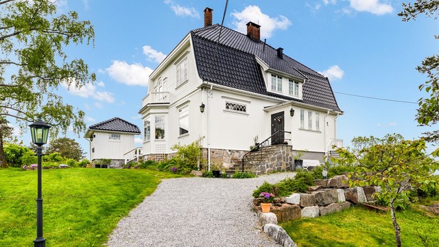 Singlet gangvei fra gårdsplassen til huset