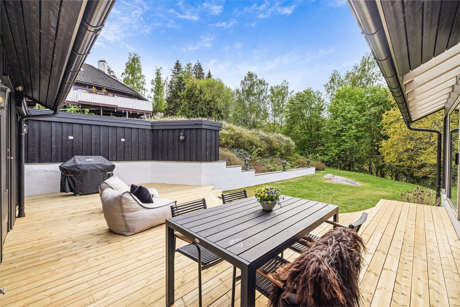 Stor, nybygd terrasse med god plass til flere sittegrupper.