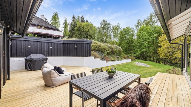 Stor, nybygd terrasse med god plass til flere sittegrupper.