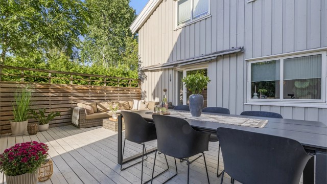 Sindre Nyhus v/ Krogsveen Løren presenterer en boligdrøm på populære Eiksmarka med store, solrike uteplasser i grønne omgivelser!