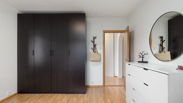 Rommet har god plass til romslig garderoberekke og kommode.