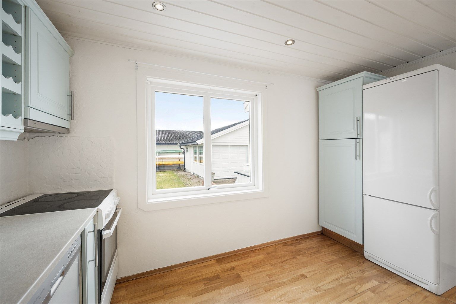 Gulvet er belagt med parkett og veggene er malt i lyse toner