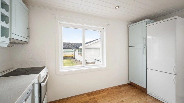 Gulvet er belagt med parkett og veggene er malt i lyse toner