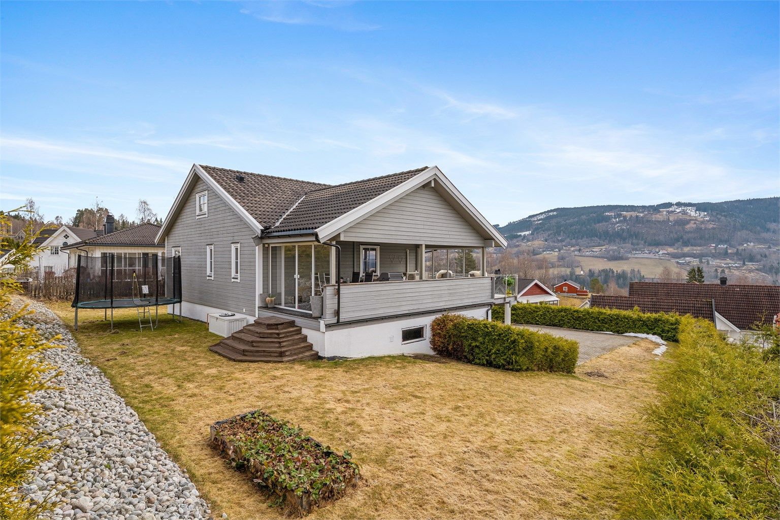 Boligen har en fin plassering høyt på feltet med gode solforhold og luft rundt seg.