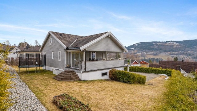 Boligen har en fin plassering høyt på feltet med gode solforhold og luft rundt seg.