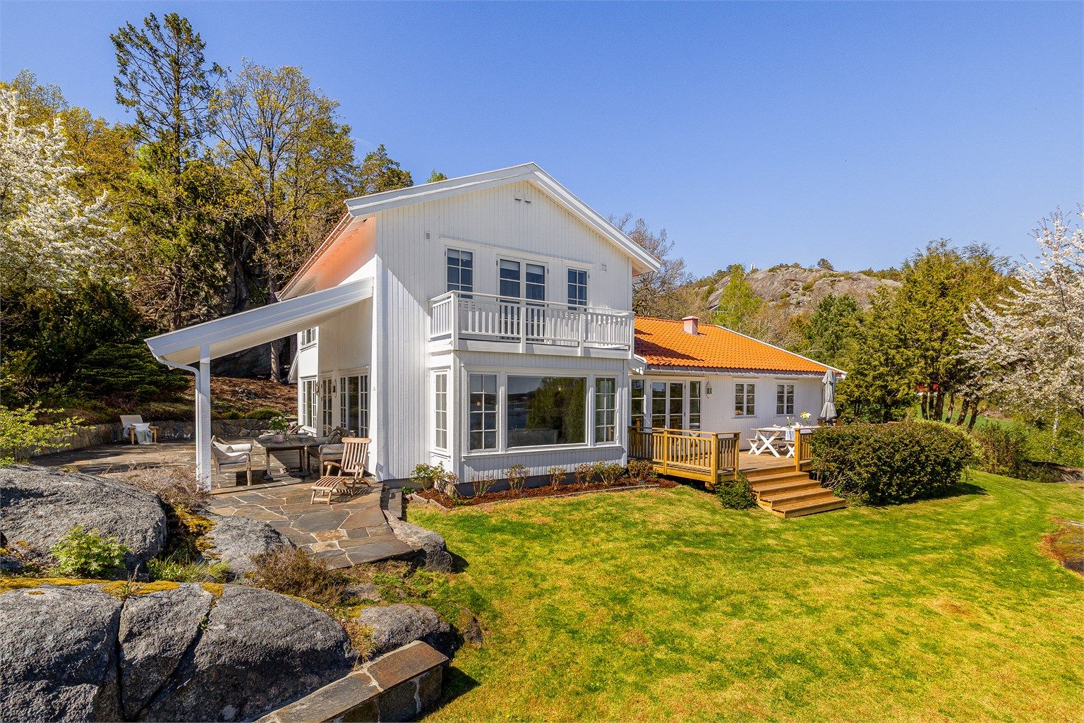 En innholdsrik og klassisk villa, vesentlig ombygget i 2000, med en parkmessig opparbeidet tomt på over syv mål.