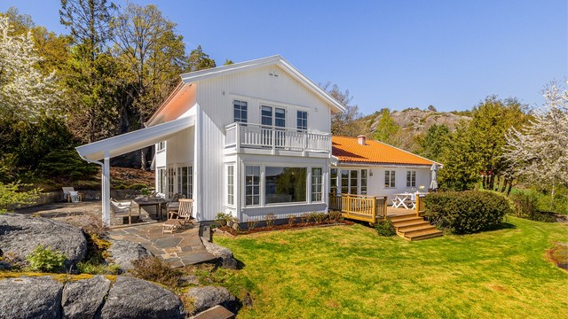 En innholdsrik og klassisk villa, vesentlig ombygget i 2000, med en parkmessig opparbeidet tomt på over syv mål.