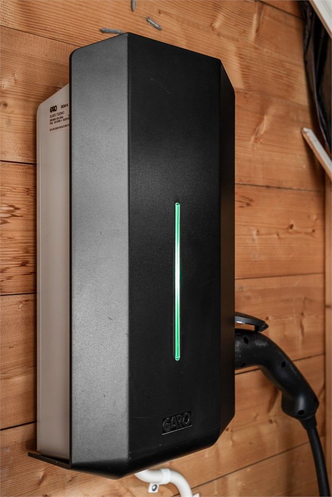 Det er installert elbillader i tilknytning til garasjen.