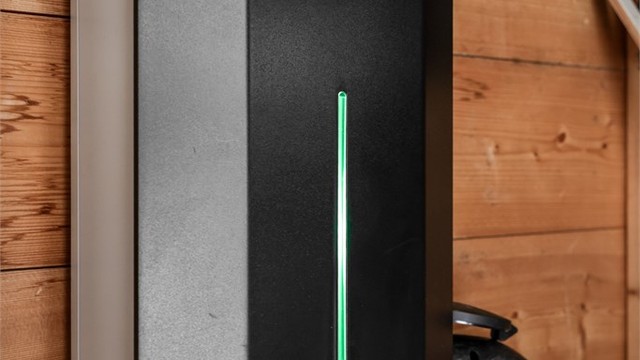 Det er installert elbillader i tilknytning til garasjen.