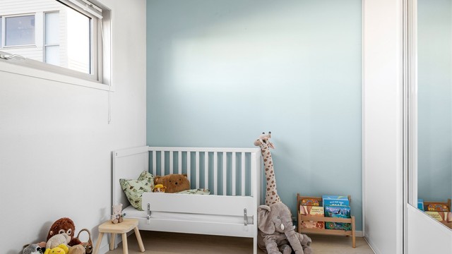 Soverom nr. 3. Innredet med en stor skyvedørsgarderobe.