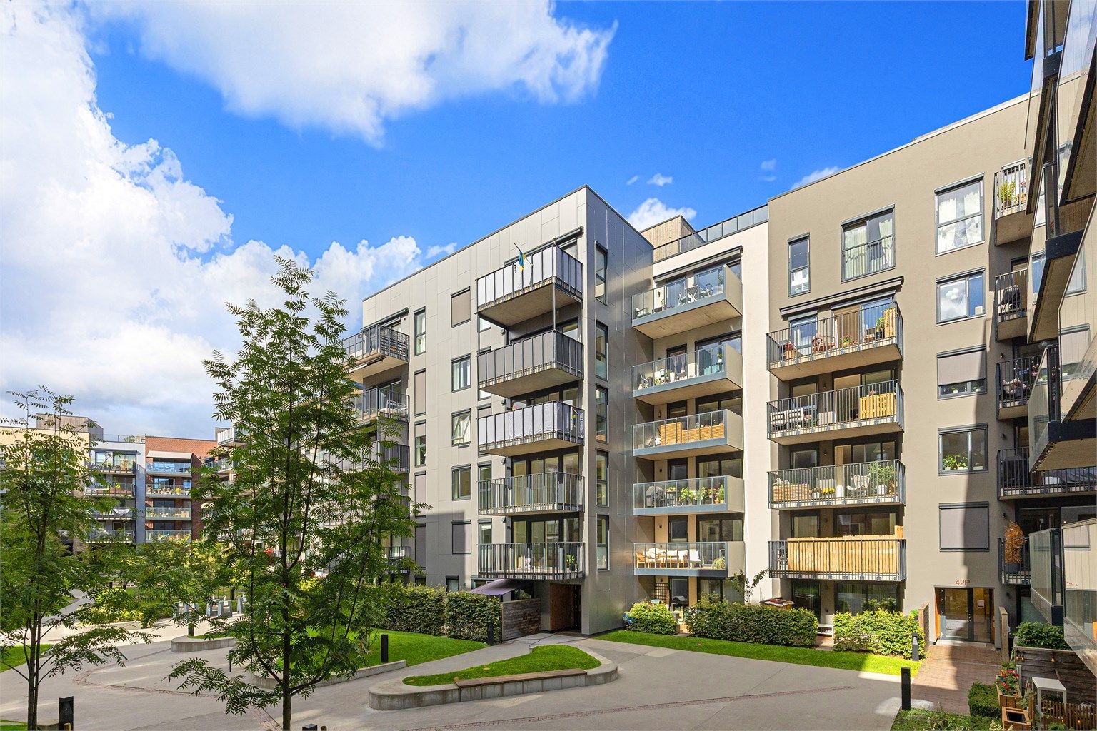 Moderne leilighetsbygg fra 2021 med pent opparbeidede fellesarealer.