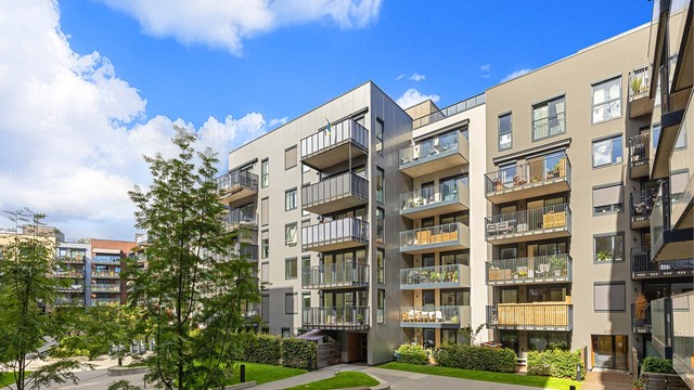 Moderne leilighetsbygg fra 2021 med pent opparbeidede fellesarealer.